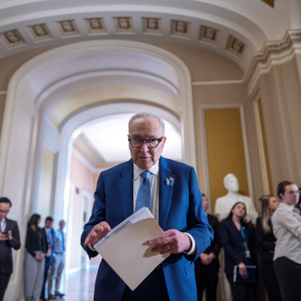 El líder de la minoría en el Senado, Chuck Schumer, considera importante poner fin de inmediato a la guerra mediante “una diplomacia seria”.