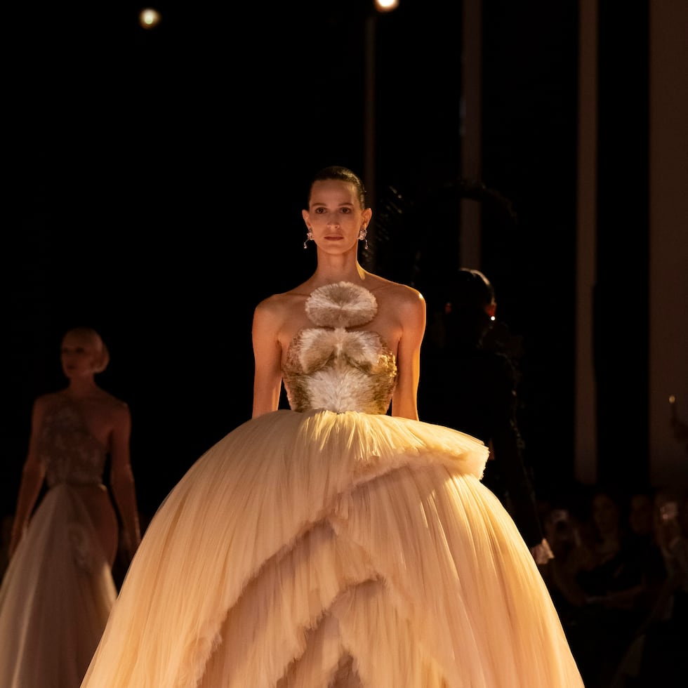 Schiaparelli abrió la Semana de la Alta Costura con La agonía y el éxtasis, una colección de siluetas dramáticas inspirada en la Capilla Sixtina