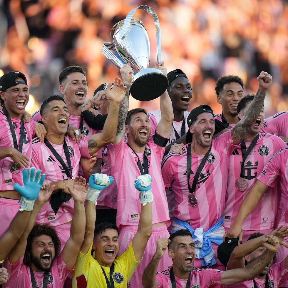 El argentino Lionel Messi, del Inter Miami, alza el trofeo de campeón de la MLS tras vencer a los Whitecaps de Vancouver en la final del sábado 6 de diciembre de 2025.