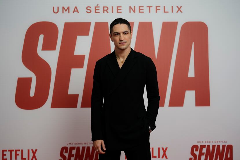 El actor brasileño Gabriel Leone le da vida al fallecido pilotor de Fórmula 1, Ayrton Senna, en la nueva serie de Netflix "Senna".