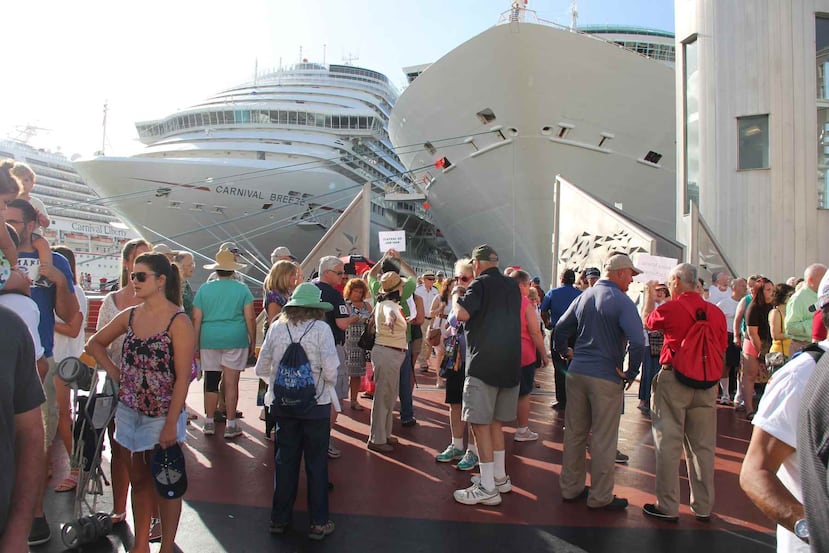 La visita de los seis cruceros representa un impacto económico estimado de $1.8 millones en un solo día.