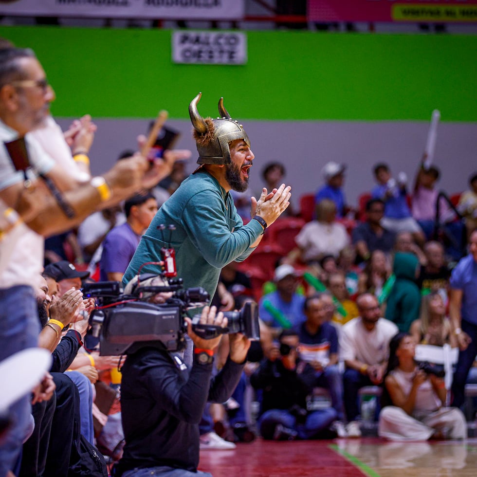 Fanáticos de los Santeros alientan a sus jugadores durante el segundo desafío de la final ante Bayamón.