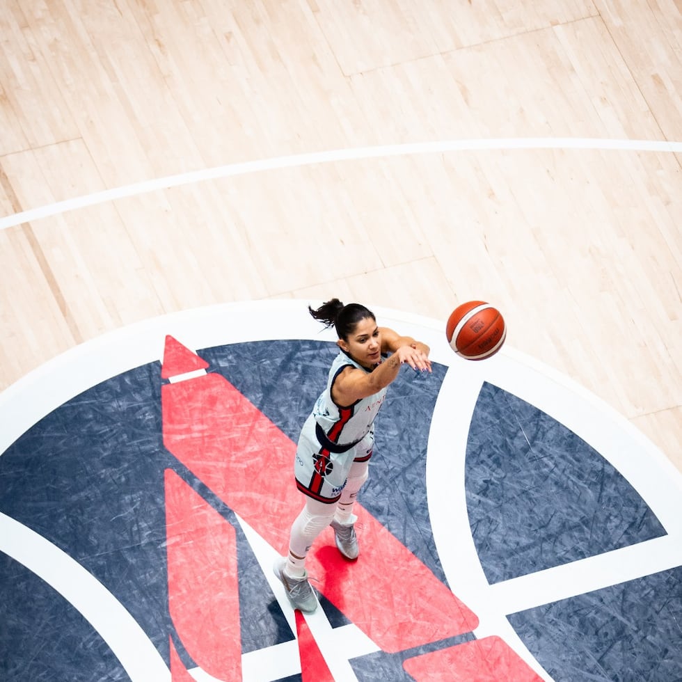 Pamela Rosado lideró la ofensiva manatieña con 16 puntos.