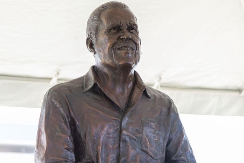 Busto develado en honor al exalcalde de Cataño.