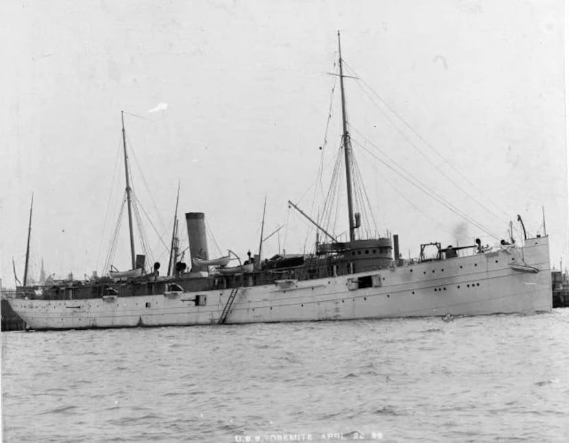 El USS Yosemite después de la guerra, pintado de blanco. Se aprecian su cubierta y sus cañones de 5 pulgadas de estribor. Puerto de Nueva York, probablemente durante el "Jubileo de la Victoria", 26 de abril de 1899. (Foto de la Armada de los EE. UU.)