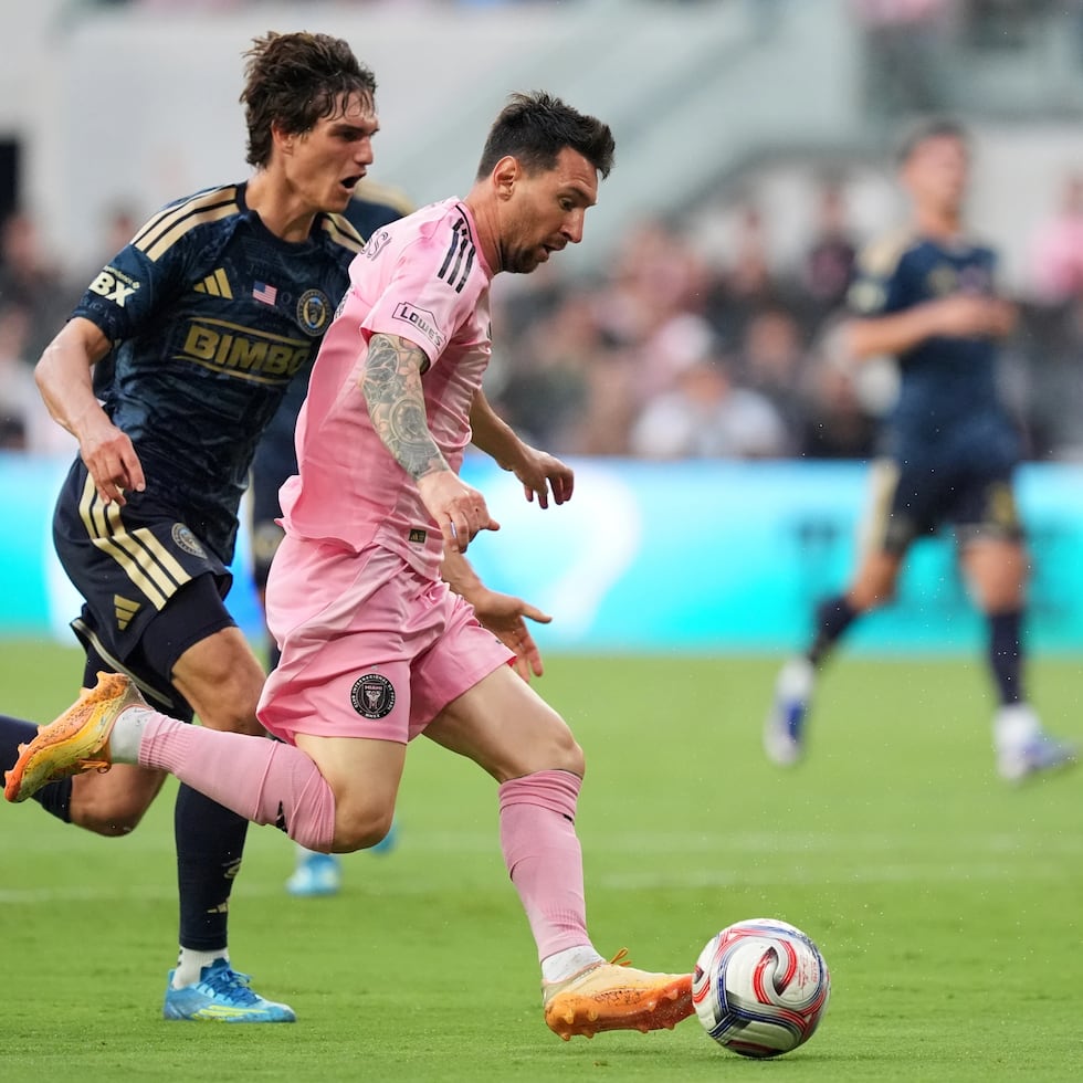 Lionel Messi maneja el balón durante el partido del Inter de Miami en que salió lastimado.