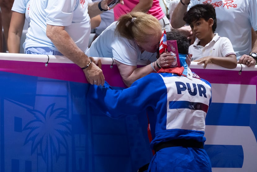 El campeón boricua Adrián Gandía comparte con sus seres queridos el momento de celebración tras revalidar su título centroamericano.