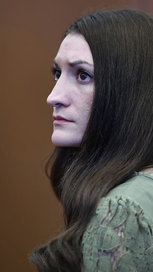 La acusada Lindsay Clancy mira al jurado luego de que el juez William Sullivan declarara nulo el juicio por asesinato.