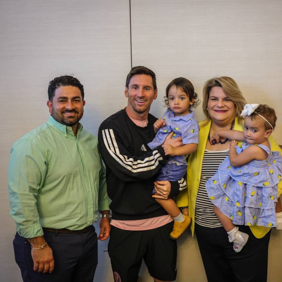 La gobernadora Jenniffer González comparte junto a Lionel Messi, Rodrigo De Paul, su esposo José Yovín Vargas Llavona y los hijos de la pareja durante un encuentro antes del partido en Bayamón.