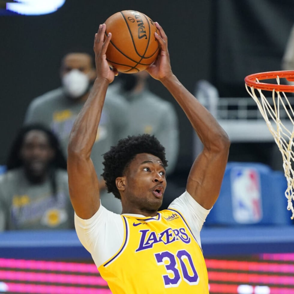 Damian Jones, aquí en uniforme de los Lakers, conquistó dos campeonatos con los Warriors de Golden State en el 2017 y 2018.