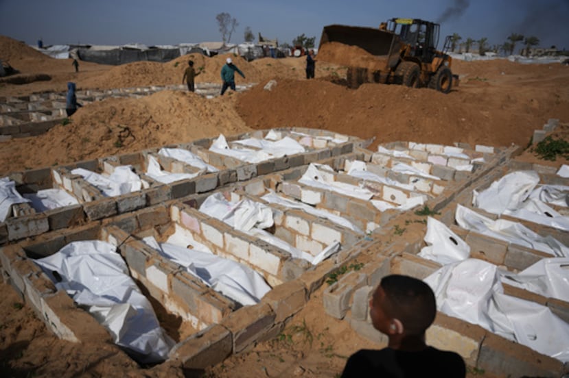 Cuerpos de palestinos no identificados devueltos desde Israel como parte del acuerdo de alto el fuego son sepultados en Deir al-Balah, Franja de Gaza, el viernes 13 de febrero de 2026. (AP Foto/Abdel Kareem Hana)