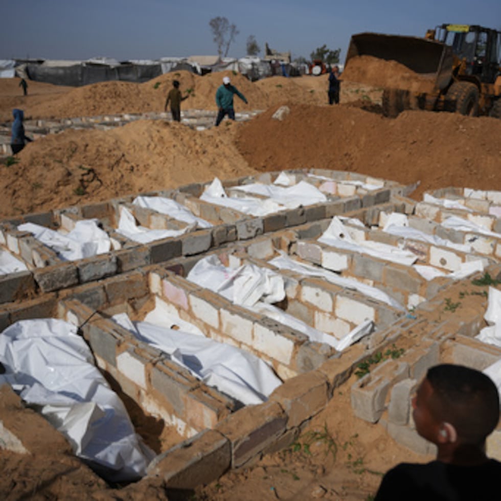 Cuerpos de palestinos no identificados devueltos desde Israel como parte del acuerdo de alto el fuego son sepultados en Deir al-Balah, Franja de Gaza.