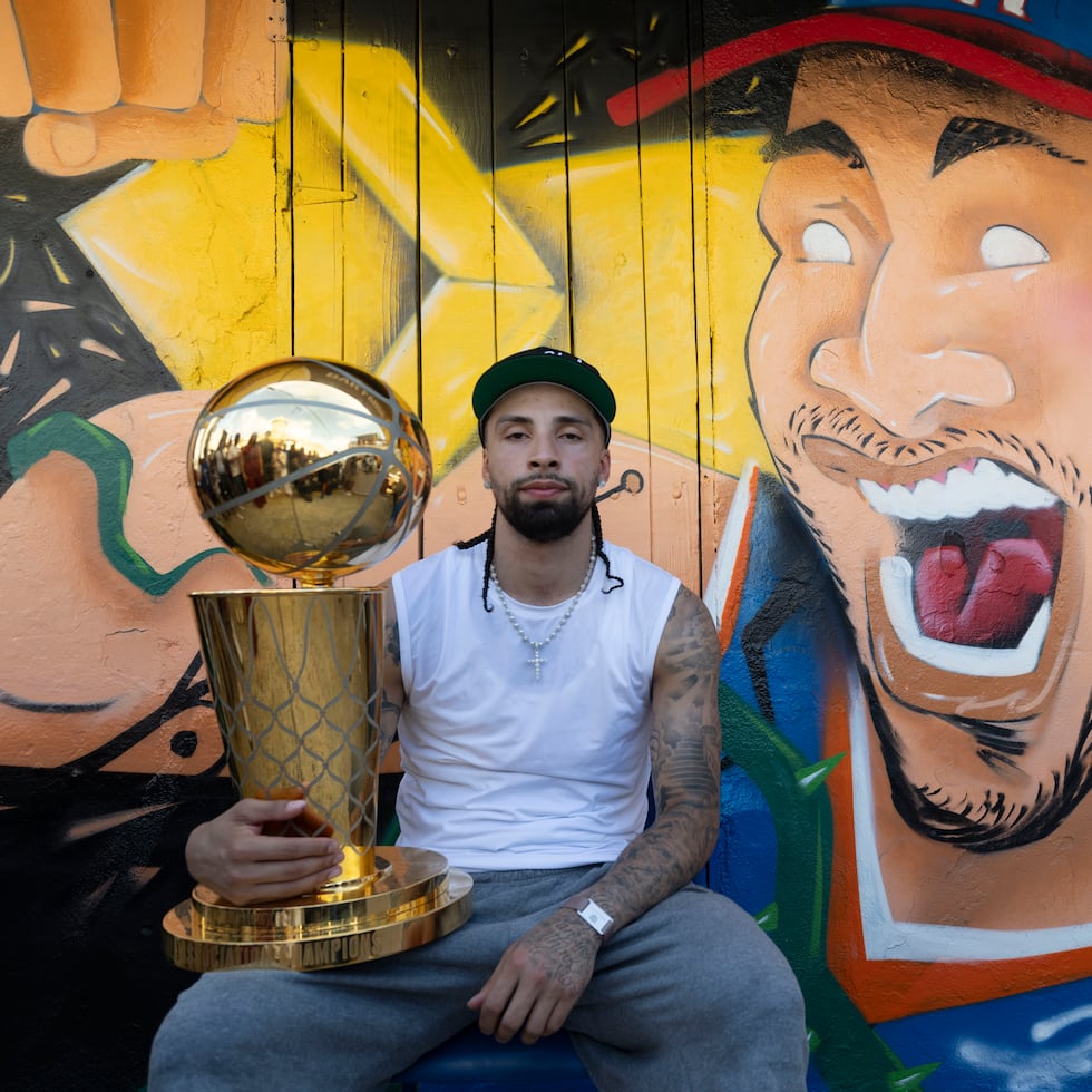José Alvarado durante su visita a la cancha de baloncesto en La Perla.
