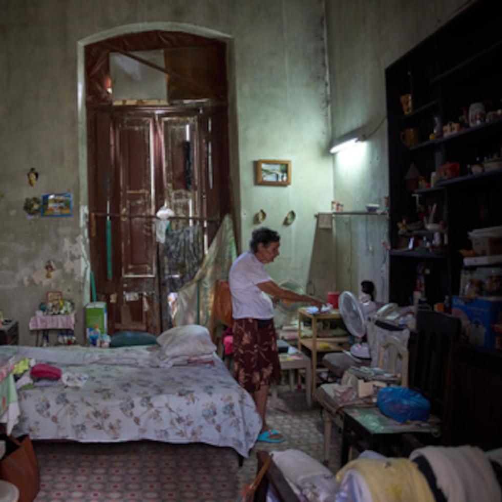 Mercedes López Rey, de 83 años, en su apartamento de una habitación en La Habana Vieja, Cuba, el viernes 10 de abril de 2026. (AP Photo/Ramon Espinosa)
