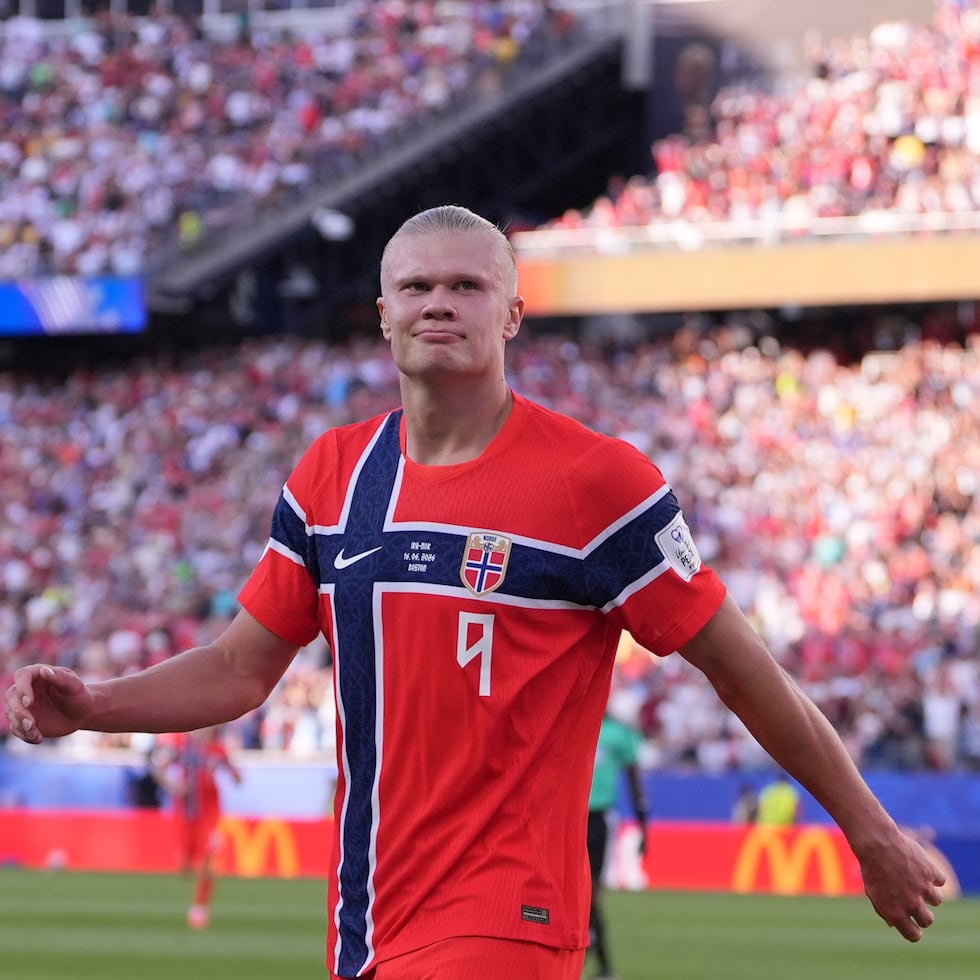 Erling Haaland, de Noruega, festeja tras anotar el segundo gol de su conjunto ante Irak en el Mundial.
