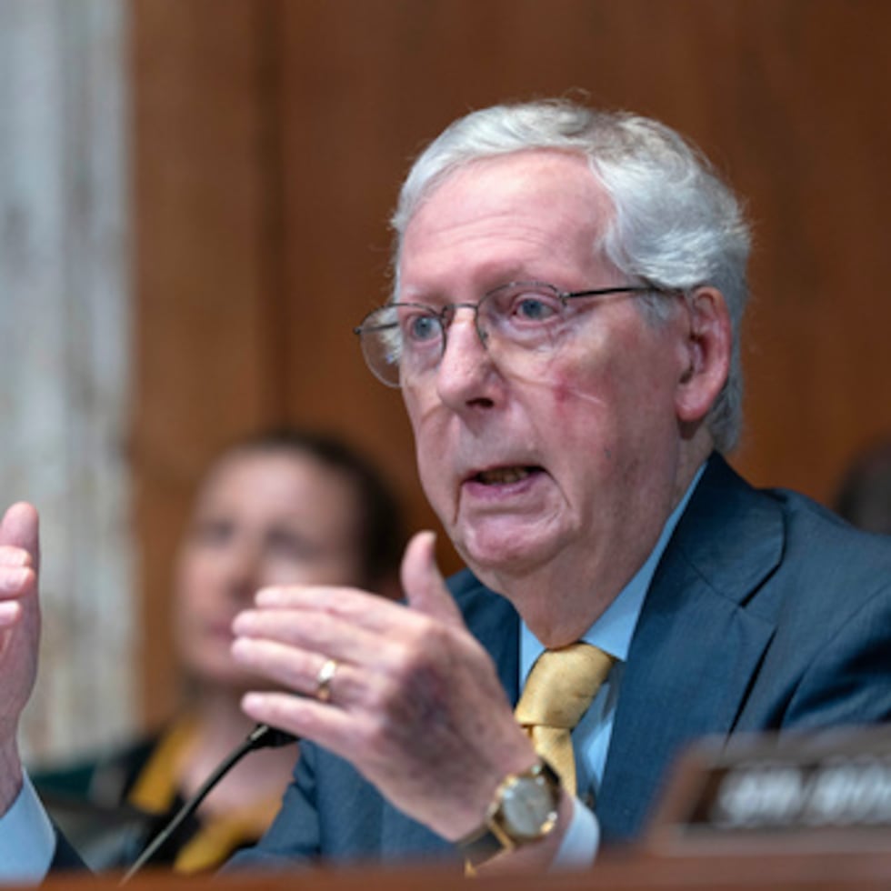McConnell, de 84 años, ingresó en el hospital el 14 de junio y reveló semanas más tarde que se debía a una caída.