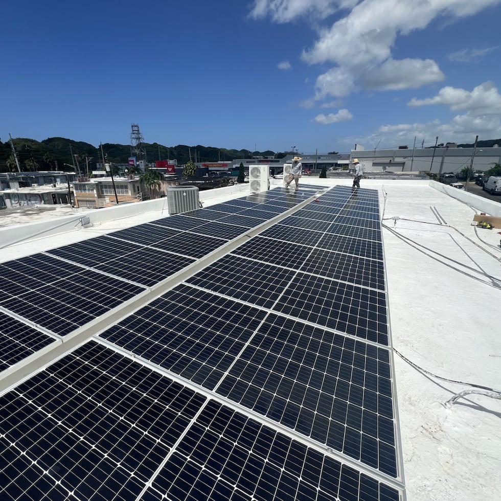 El centro cuenta con un sistema solar de 15 kilovatios de potencia eléctrica en corriente continua.