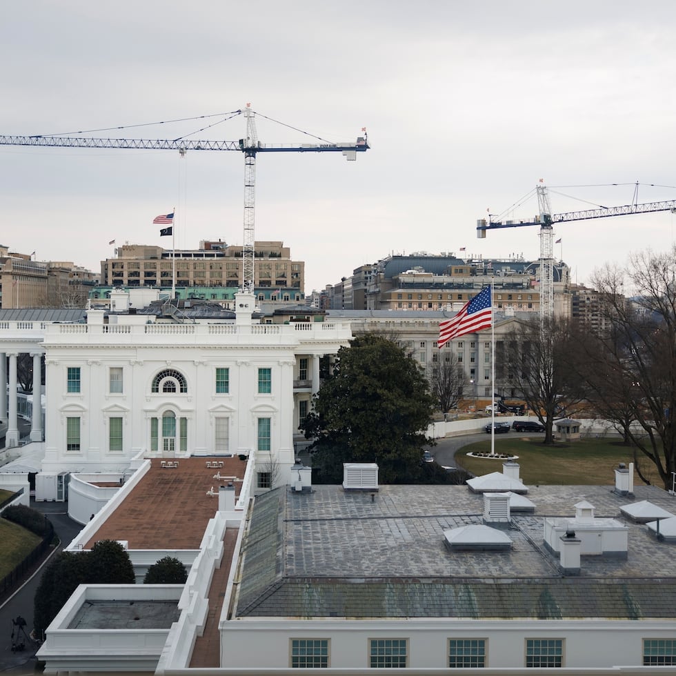 Vista de la Casa Blanca, incluyendo el Ala Oeste y la construcción del nuevo salón de baile.