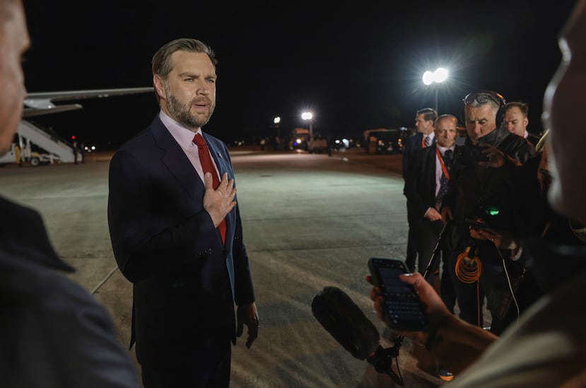 El vicepresidente JD Vance habla con los periodistas antes de abordar el Air Force Two para regresar a Washington, en el Aeropuerto Internacional Ferenc Liszt de Budapest, Hungría, el miércoles 8 de abril de 2026. (Jonathan Ernst/Pool vía AP)
