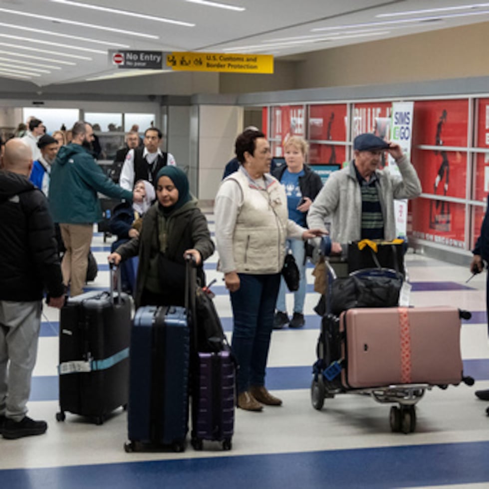 Un grupo de personas sale de la terminal a su llegada desde Ammán, Jordania, en el Aeropuerto Internacional John F. Kennedy de Nueva York.