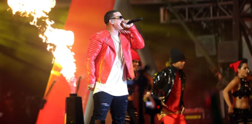 Luciendo un atuendo bien clásico urbano con llamativas cadenas de oro, chaqueta roja, camisa blanca, entre otros accesorios, Daddy Yankee inició su velada con el sencillo "Gasolina" que le permitió su intenacionalización. (juan.alicea@gfrmedia.com)