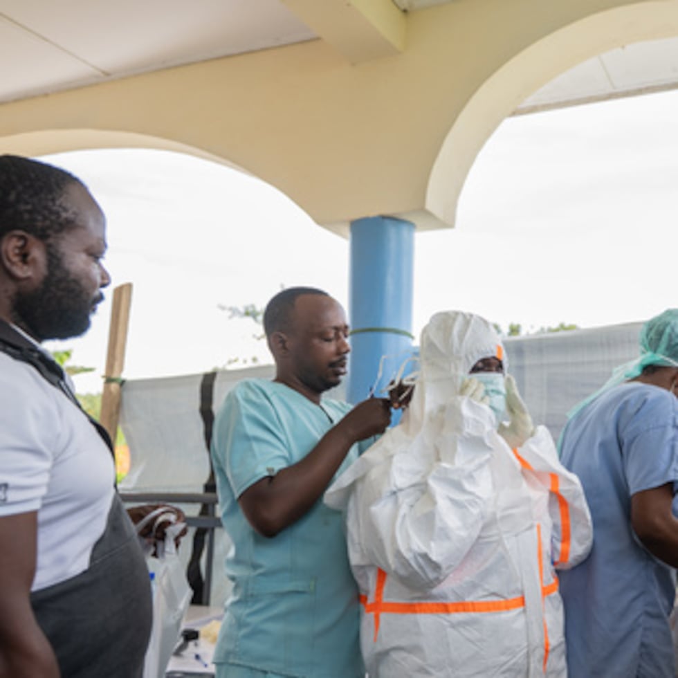 Trabajadores sanitarios se preparan para iniciar su turno en el centro de tratamiento del ébola en Rwampara, República Democrática del Congo, el viernes 29 de mayo de 2026. (AP Foto/Moses Sawasawa)