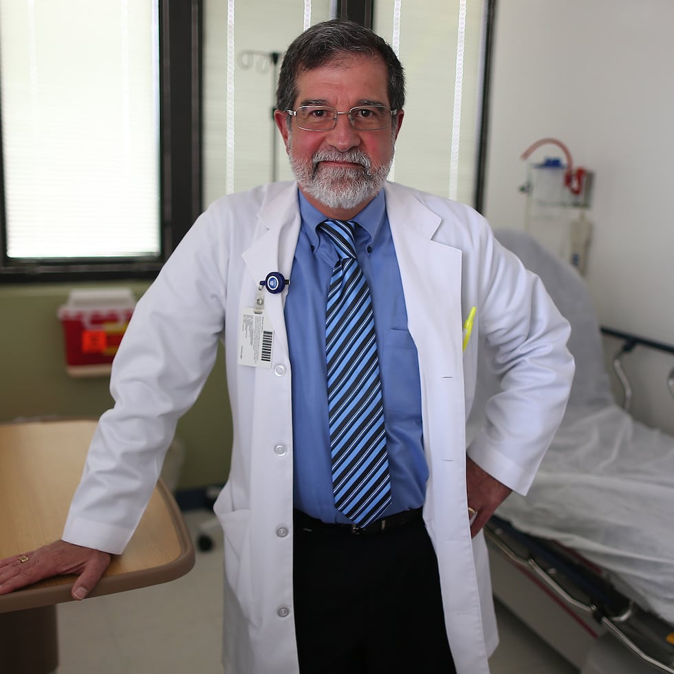 El diagnóstico del dengue solía ser un rompecabezas, especialmente en los primeros días. El problema es que los síntomas iniciales: fiebre, dolor de cabeza especialmente detrás de los ojos y malestar general, se parecen demasiado a los de otras infecciones virales, explica Fernando Cabanillas.