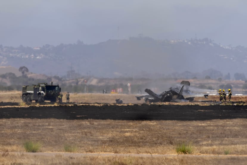 Los equipos trabajan para extinguir los escombros de un avión de combate F-35 que se estrelló cerca de la pista de aterrizaje en la Base Aérea del Cuerpo de Marines de Miramar el viernes 31 de julio de 2026, en San Diego. (Luke Johnson/The San Diego Union-Tribune vía AP)