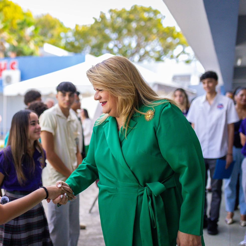 La gobernadora Jenniffer González compartió con estudiantes de la escuela superior University Gardens, de donde se graduó en 1994, como parte de las actividades conmemorativas del 50 aniversario de la institución.