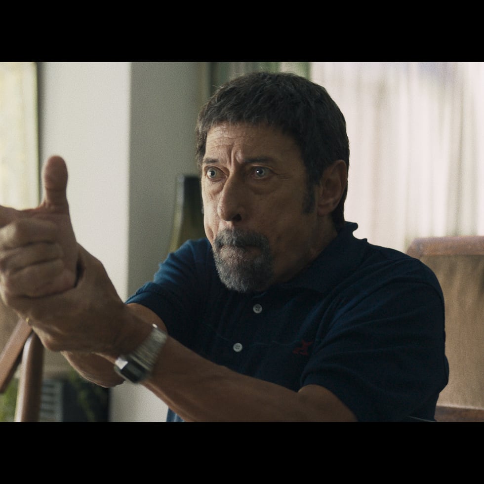 Guillermo Francella, en uno de los roles que interpreta en "Homo Sapiens", disponible en algunas salas de cine en Puerto Rico.