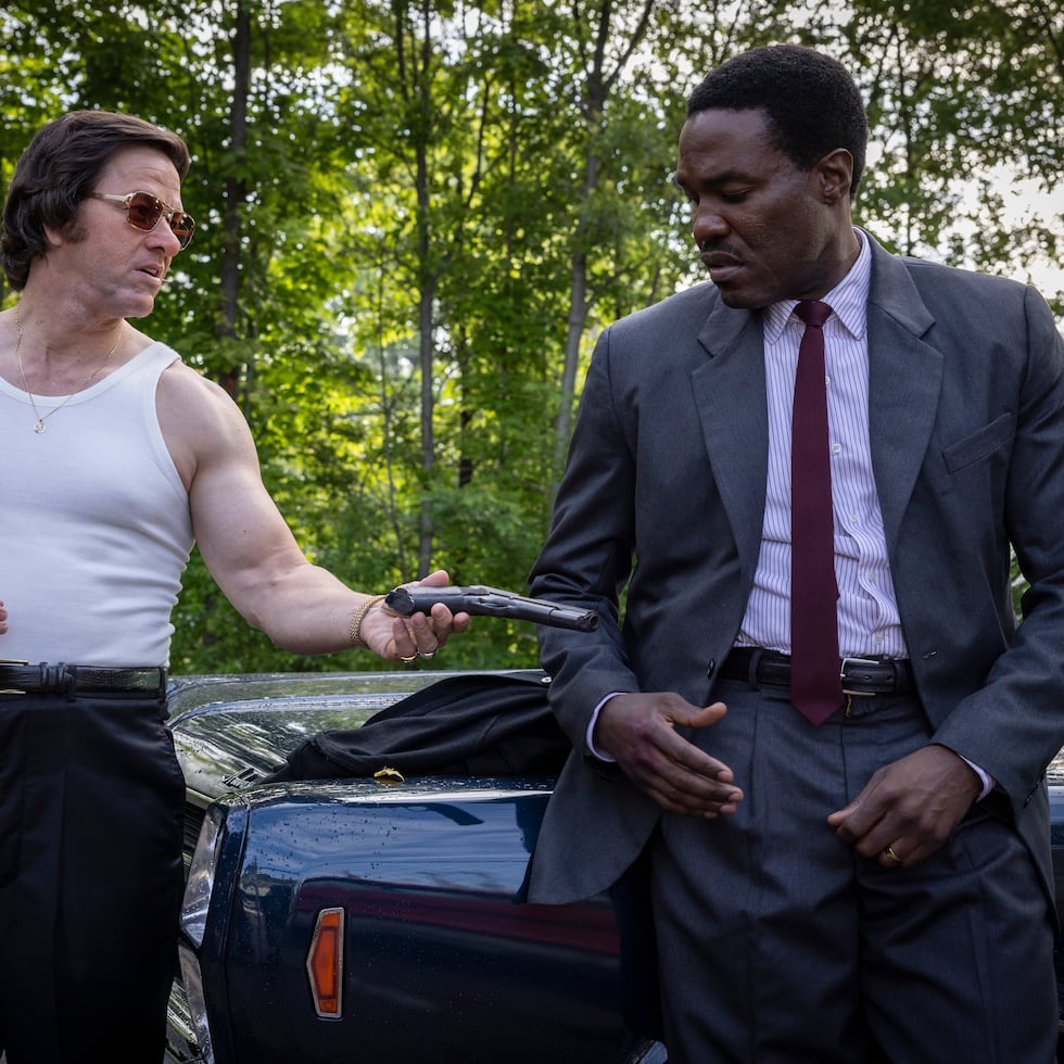 Mark Wahlberg y Yahya Abdul-Mateen II en una escena de "By Any Means." (Eli Ade/Paramount Pictures via AP)