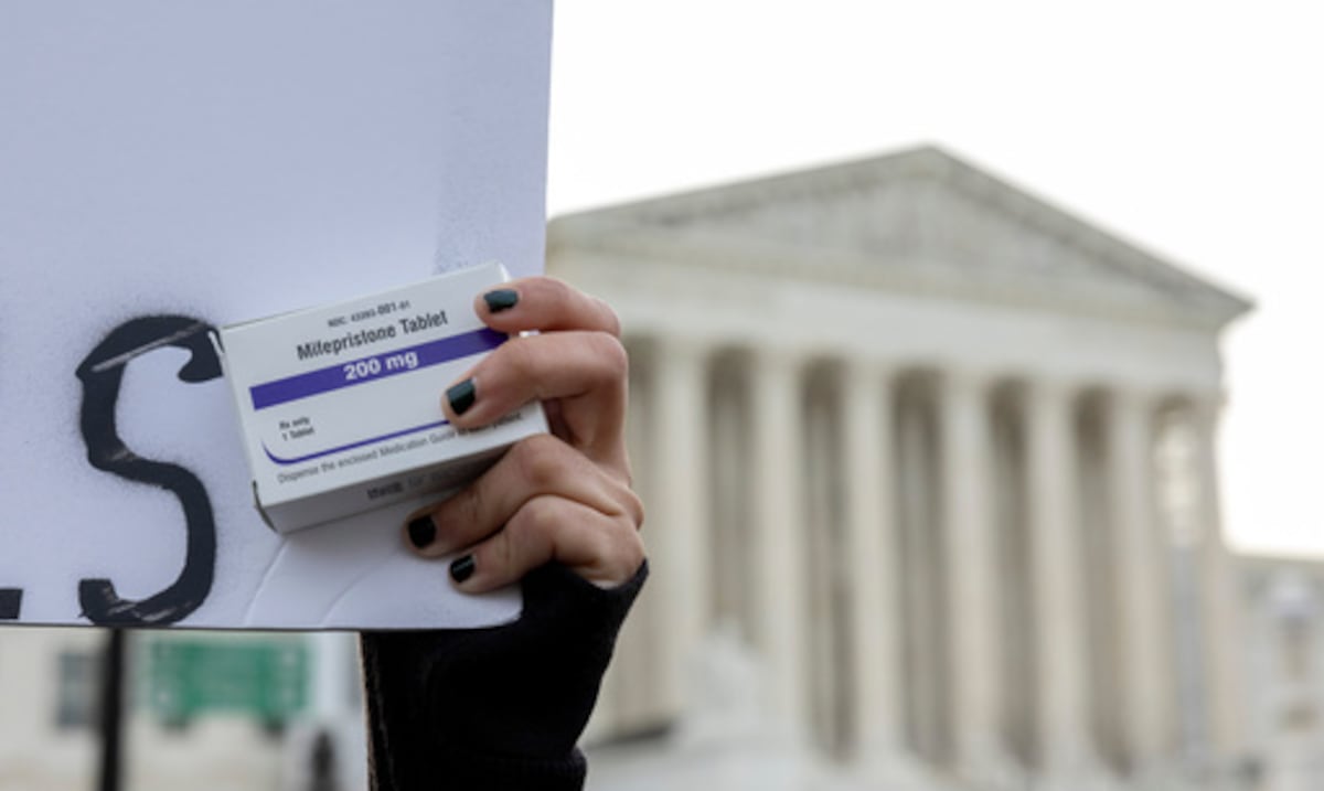 Opositores al aborto quieren que la FDA actúe sobre restricciones a la píldora abortiva