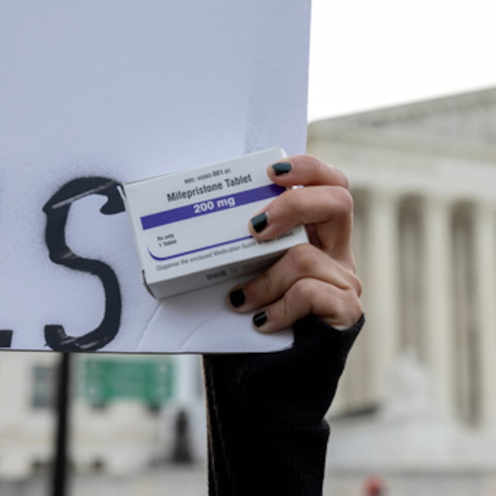 Los grupos antiabortistas están presionando a la FDA para que acelere una revisión que esperan desemboque en restricciones a la píldora abortiva mifepristona.
