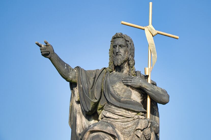 Estatua de San Juan Bautista, en Charles Bridge, Praga.