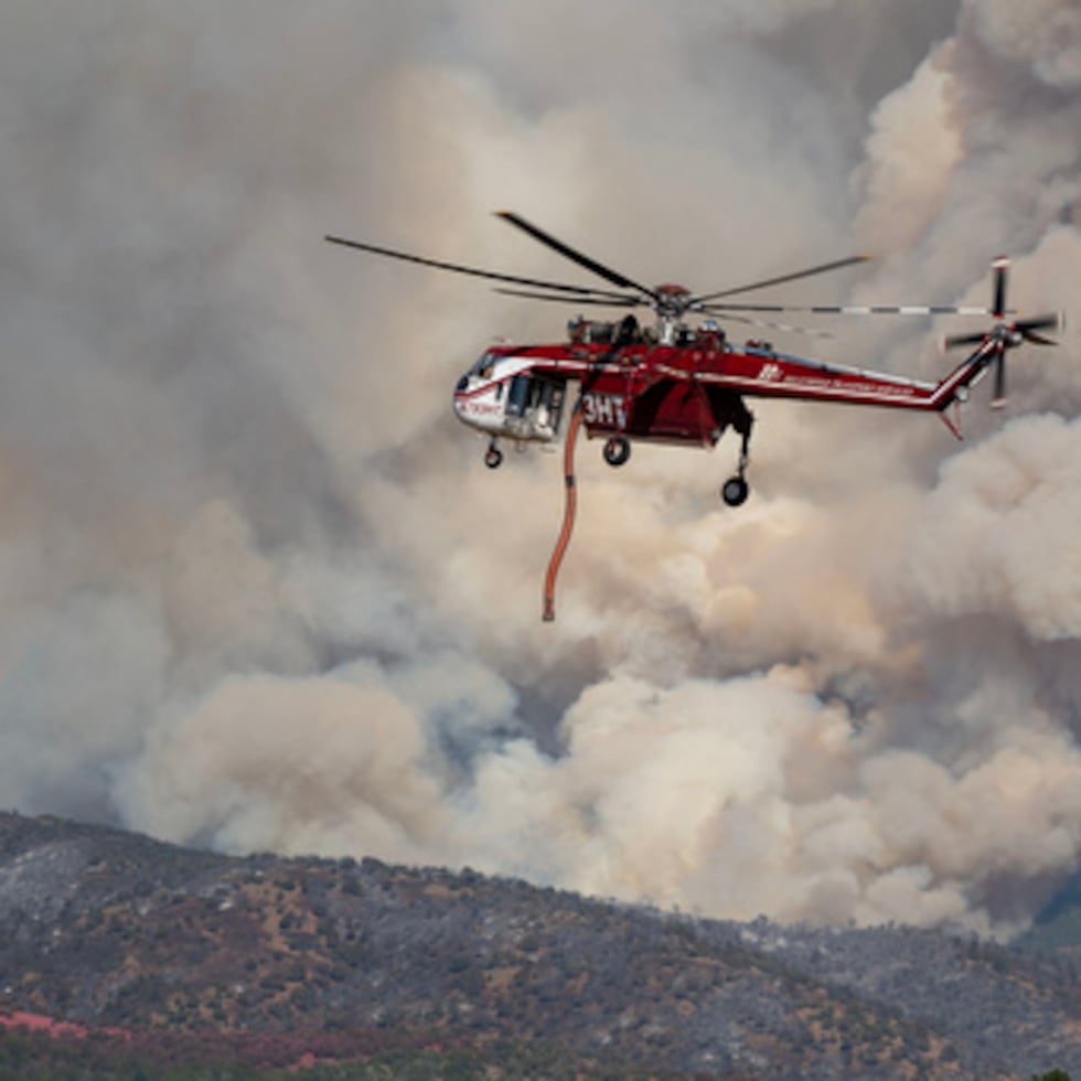 Un helicóptero Sikorsky Skycrane maniobra para repostar durante las labores de extinción del incendio Widemouth 2, el martes 4 de agosto de 2026, al este de Fillmore, Utah. La aeronave se estrelló el viernes.