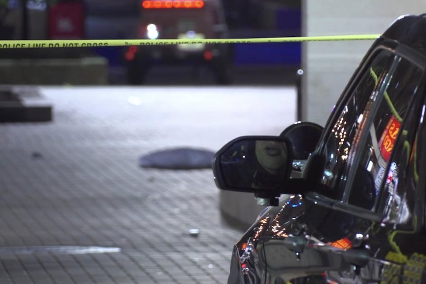 Esta imagen, tomada de un video proporcionado por KCRG, muestra a agentes de policía de Iowa City trabajando en el lugar de un tiroteo en el centro de la ciudad, cerca del campus de la Universidad de Iowa, el domingo 19 de abril de 2026. (KCRG vía AP)