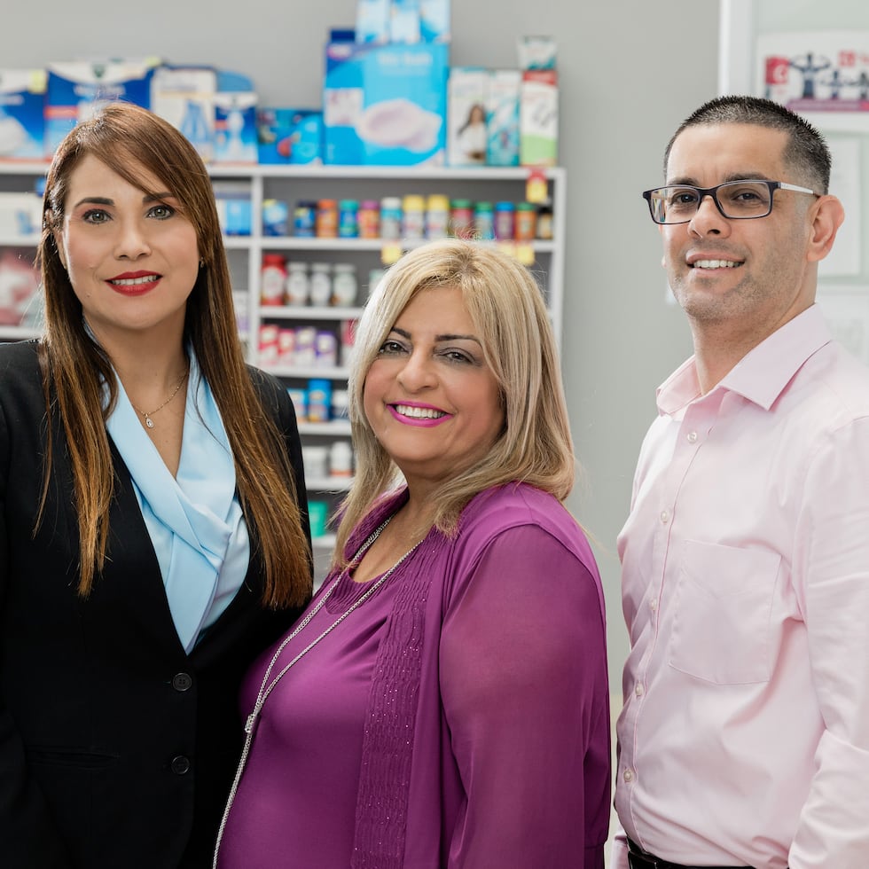 De izquierda a derecha: Jessy X. De Jesús Herrera, vicepresienta de Crédito de CooPACA; Belén Vélez Rodríguez, propietaria de Farmacia Vélez; y Wilfredo González, presidente ejecutivo de CooPACA.