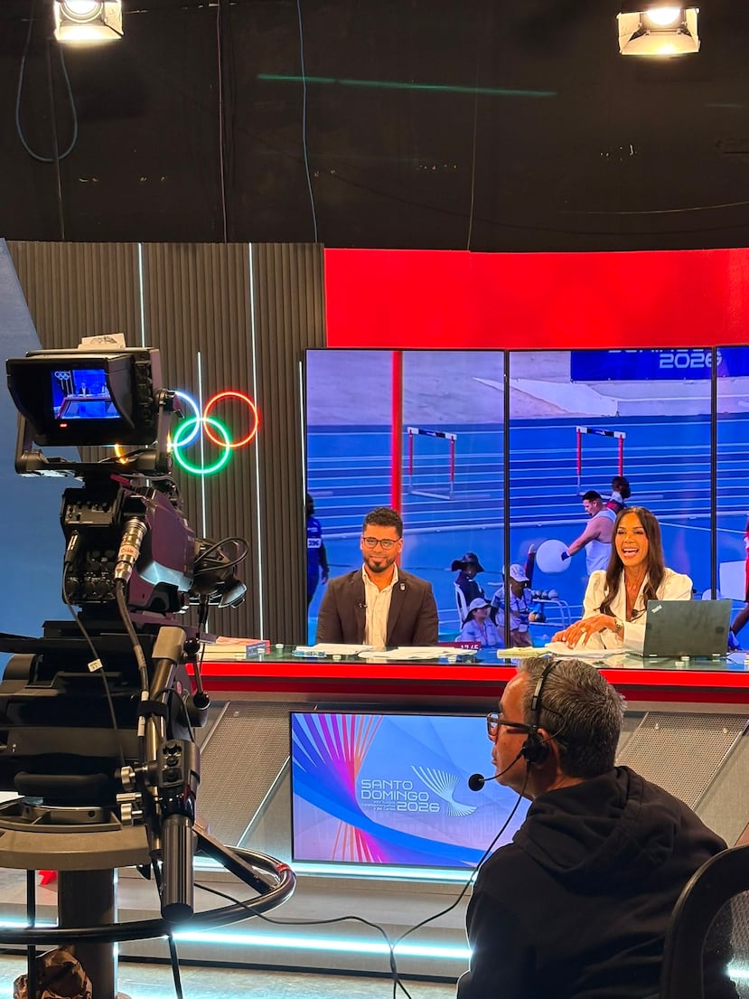El narrador forma parte del equipo de transmisión durante la justa regional.