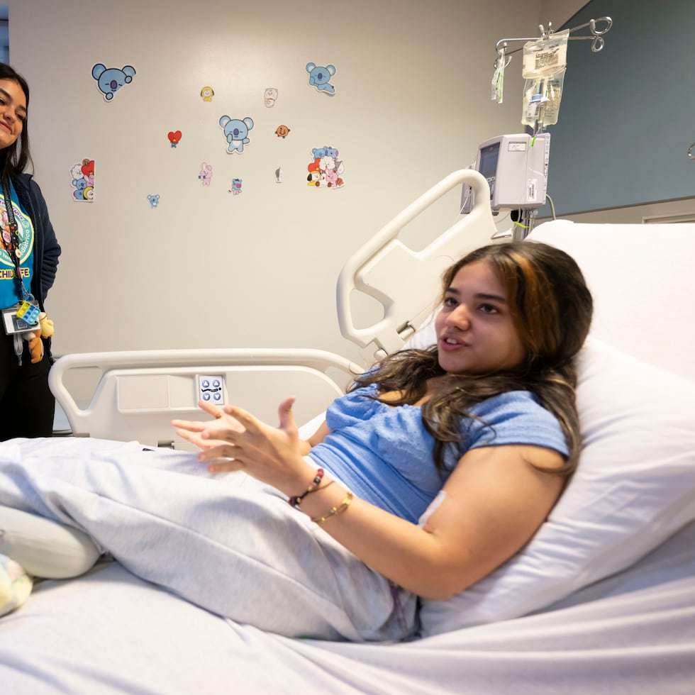 Camila Guzmán Viera, asistente del Programa Child Life, conversa con la paciente Jennyli Berrocales Bonet, quien lleva más de un mes y medio ingresada en el Hospital Pediátrico Universitario.