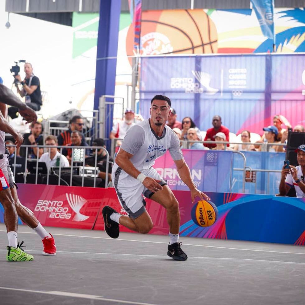 Antonio Ralat en acción durante el 3x3 en los Juegos Centroamericanos y del Caribe.