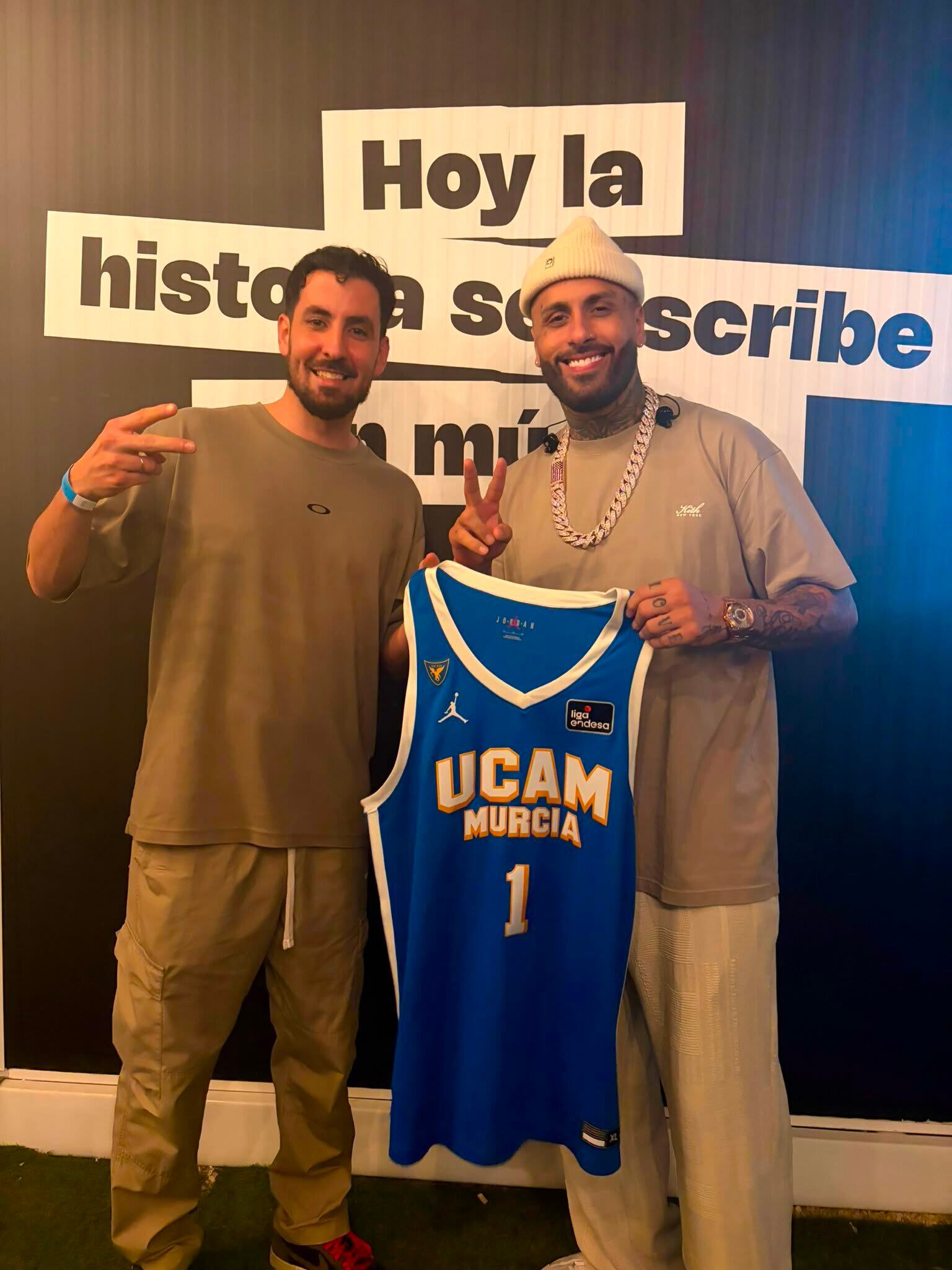 Imagen de la cobertura de: Nicky Jam comparte cancha con el UCAM Murcia durante su visita a España