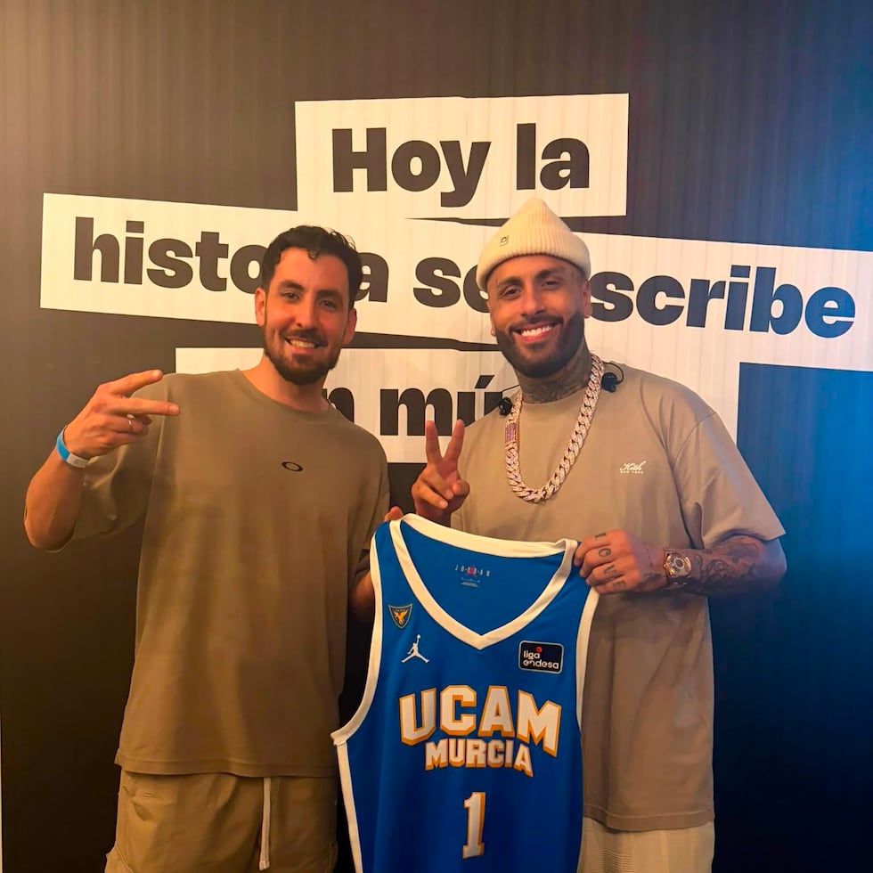 Nicky Jam (derecha) posa junto a Juan Pablo Mendoza (izquierda), director creativo del UCAM Murcia Club Baloncesto.