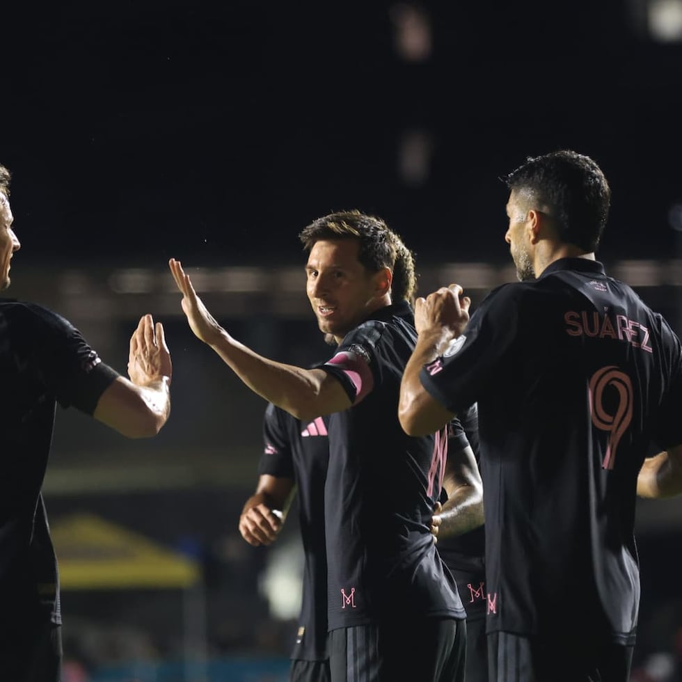 Messi celebra junto a sus compañeros tras una anotación.
