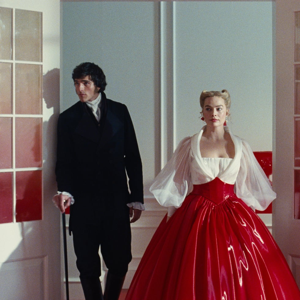 Jacob Elordi y Margot Robbie en una escena de "Wuthering Heights." (Warner Bros. Pictures via AP)