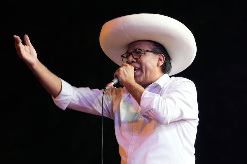 El candidato presidencial Roberto Sánchez, del partido Juntos por el Perú, se dirige a sus seguidores durante el cierre de su campaña en Lima.