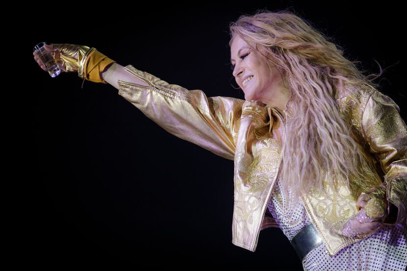 Paulina Rubio, quien lució su distintiva y larga melena rubia alborotada, saludó a sus fanáticos con mucha confianza, como si fuera una audiencia a la que está acostumbrada a cantarle.