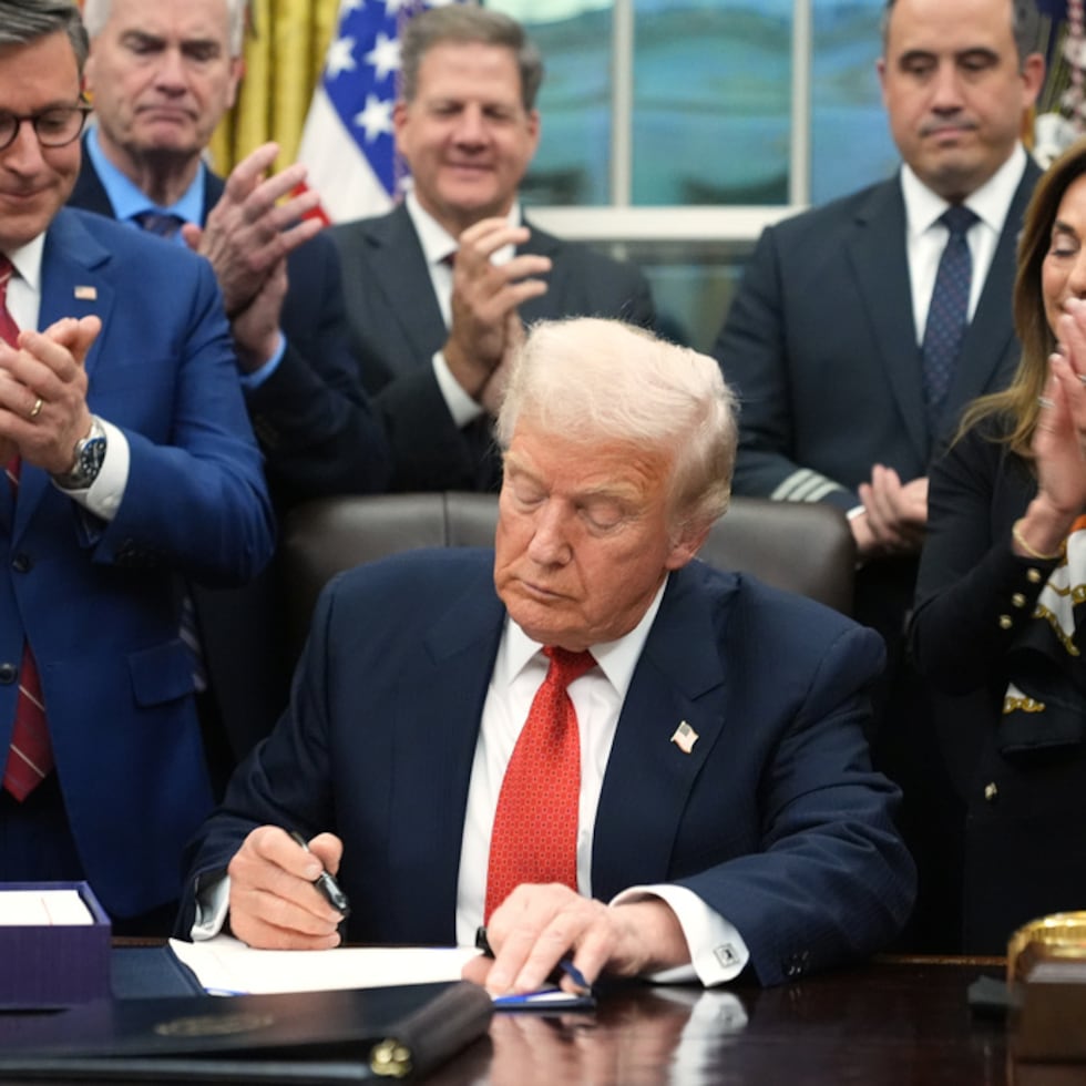 El presidente Donald Trump convirtió en ley la medida que permite reabrir el gobierno, pero dejó fuera lenguaje para extender los subsidios de Obamacare.