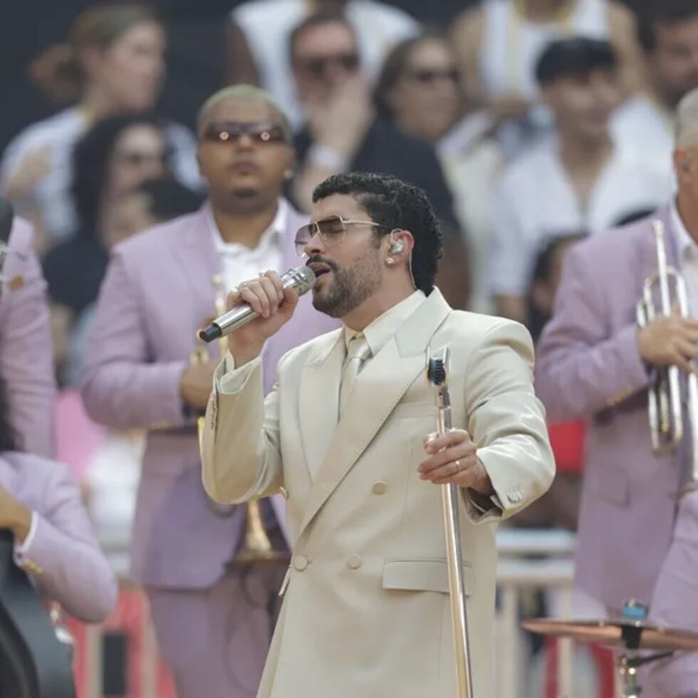 El cantante y compositor puertorriqueño Bad Bunny durante el concierto que ha ofrecido este sábado en el estadio Metropolitano, en Madrid.