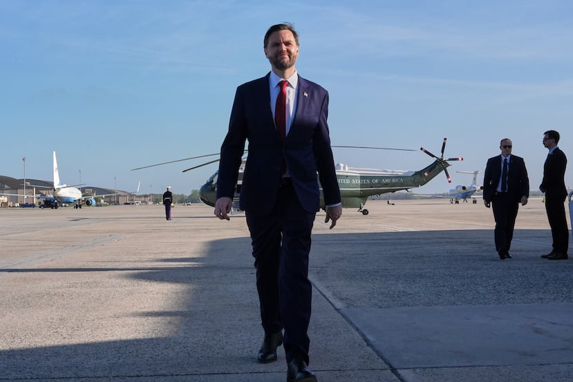 El vicepresidente JD Vance se dirige a hablar con la prensa antes de abordar el Air Force Two, el viernes 10 de abril de 2026, en la Base Conjunta Andrews, Maryland, para partir hacia Pakistán, donde se espera que mantenga conversaciones sobre Irán. (Foto AP/Jacquelyn Martin, pool)