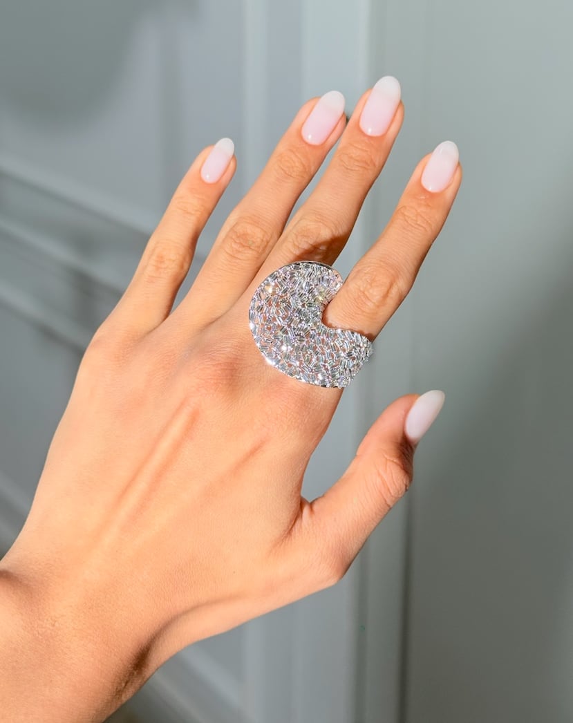 Las formas asimétricas son una característica fundamental de la firma de joyería